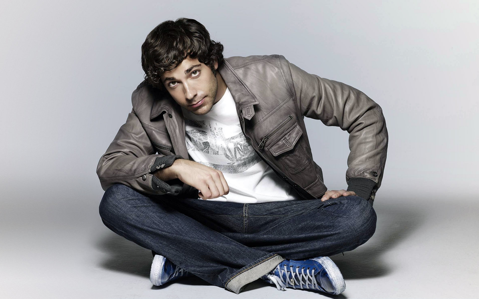 Zachary Levi Looking up for 1920 x 1200 widescreen resolution