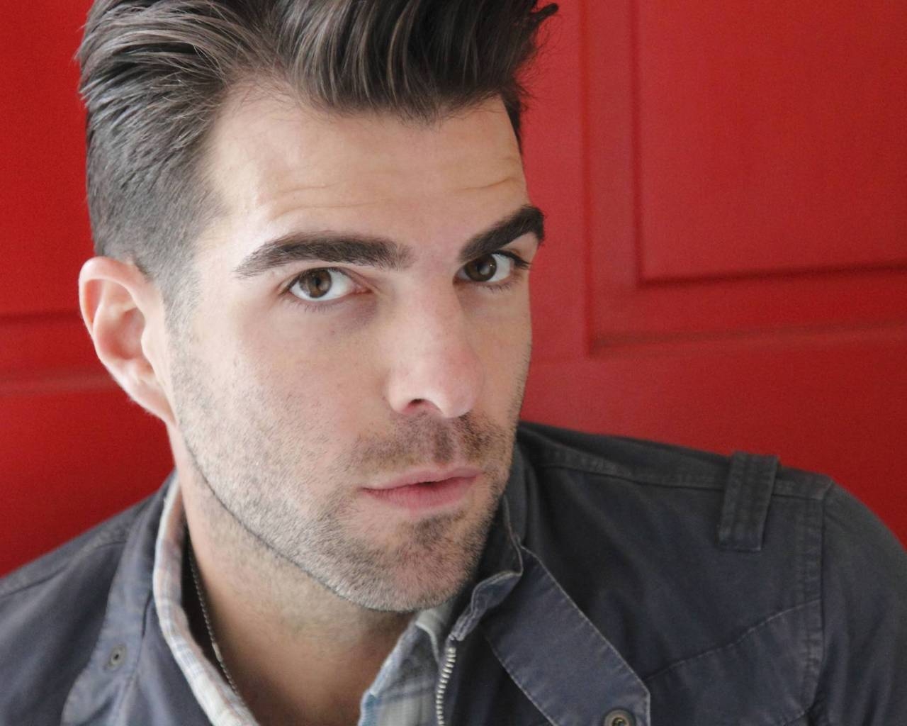 Zachary Quinto Pose for 1280 x 1024 resolution