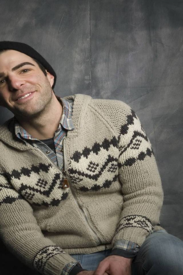 Zachary Quinto Smiling for 640 x 960 iPhone 4 resolution